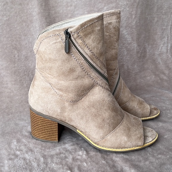 White Mountain Dara Peep Toe Faux Suede Ankle Boots, Size 9.5M - Picture 2 of 15